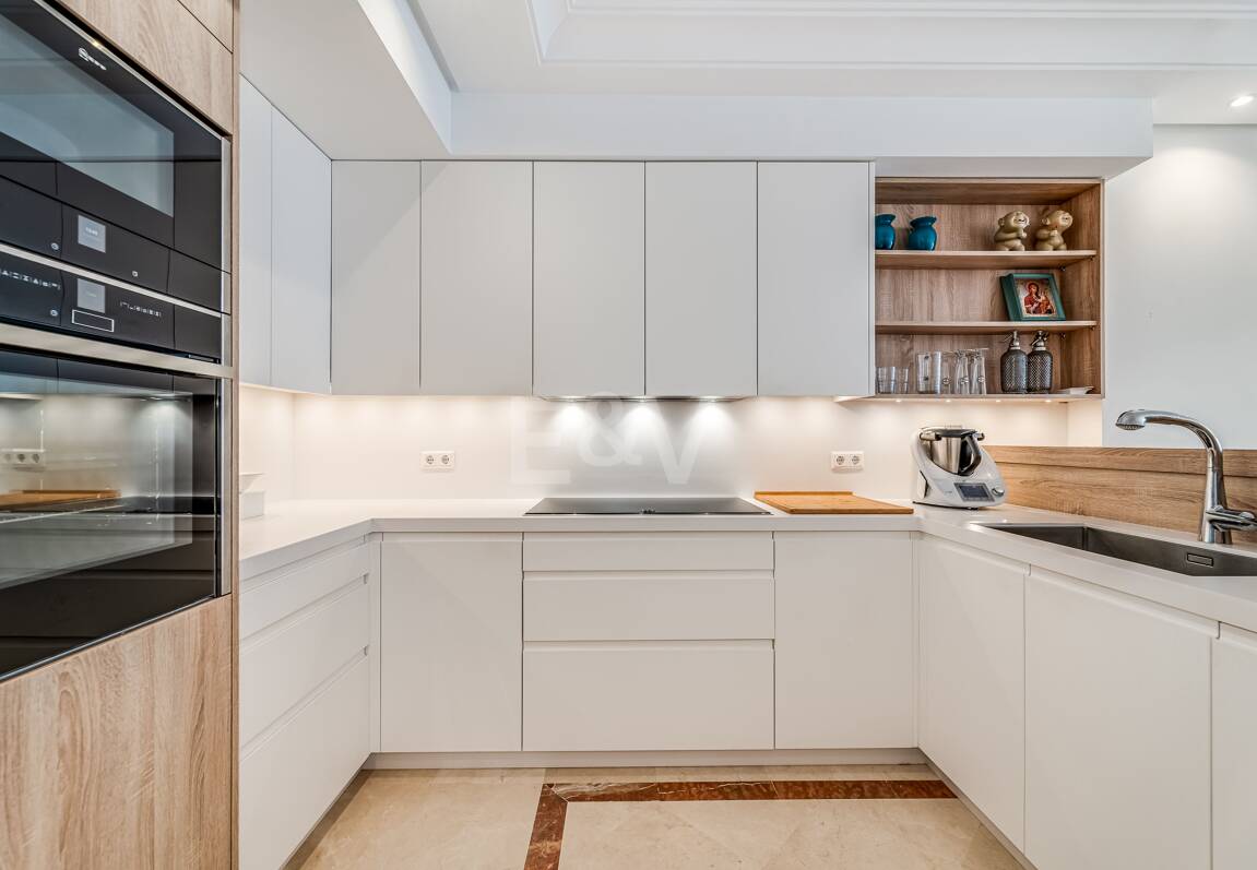 Elegant Apartment in Beachfront Gated Community, Walking Distance to Puerto Banús