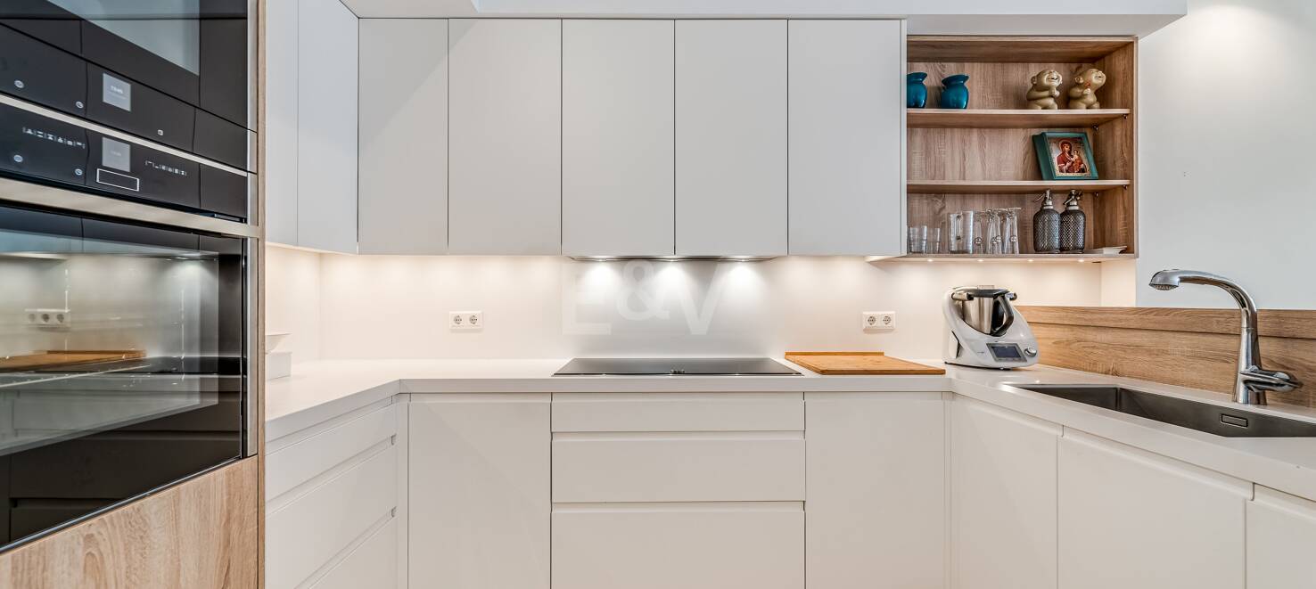 Elegant frontline beach apartment