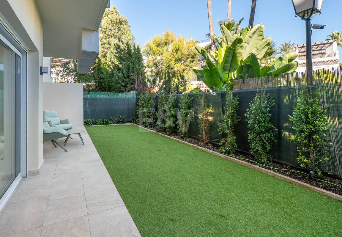 Contemporary Ground-Floor Apartment With Prime Coastal Position