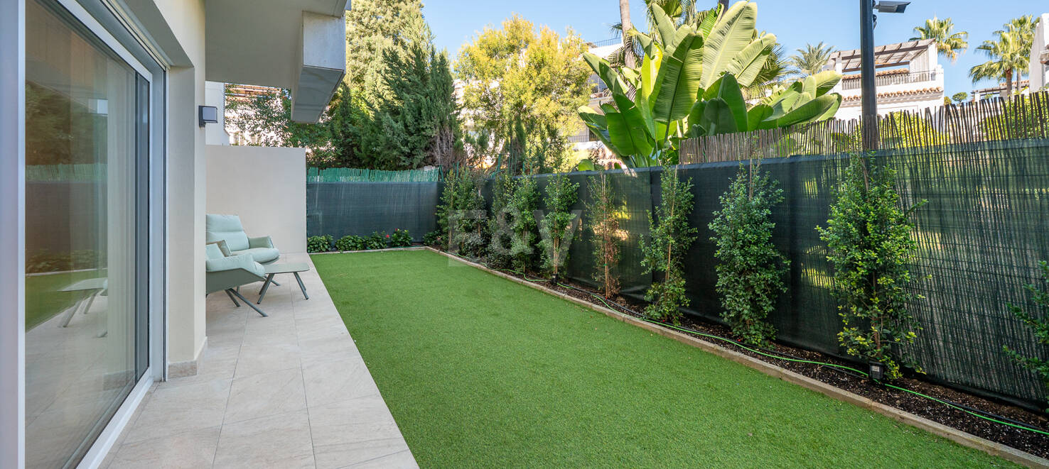 Apartamento moderno en planta baja con ubicación costera privilegiada