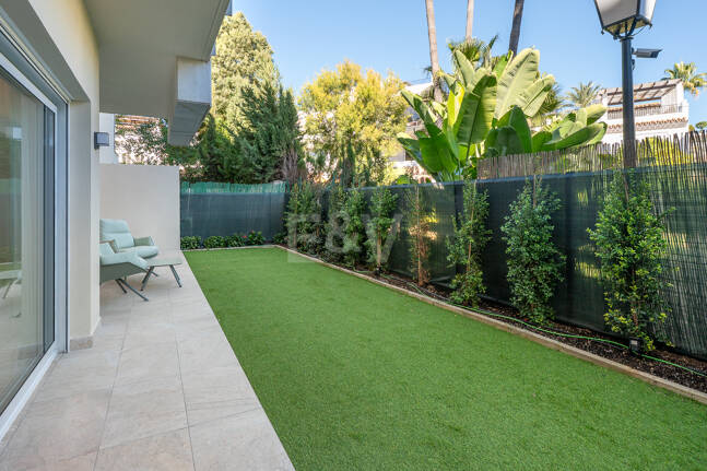 Contemporary Ground-Floor Apartment With Prime Coastal Position