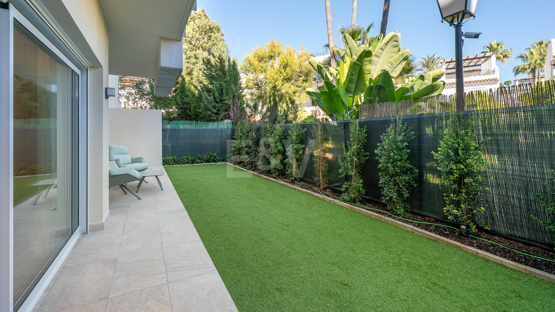 Apartamento moderno en planta baja con ubicación costera privilegiada