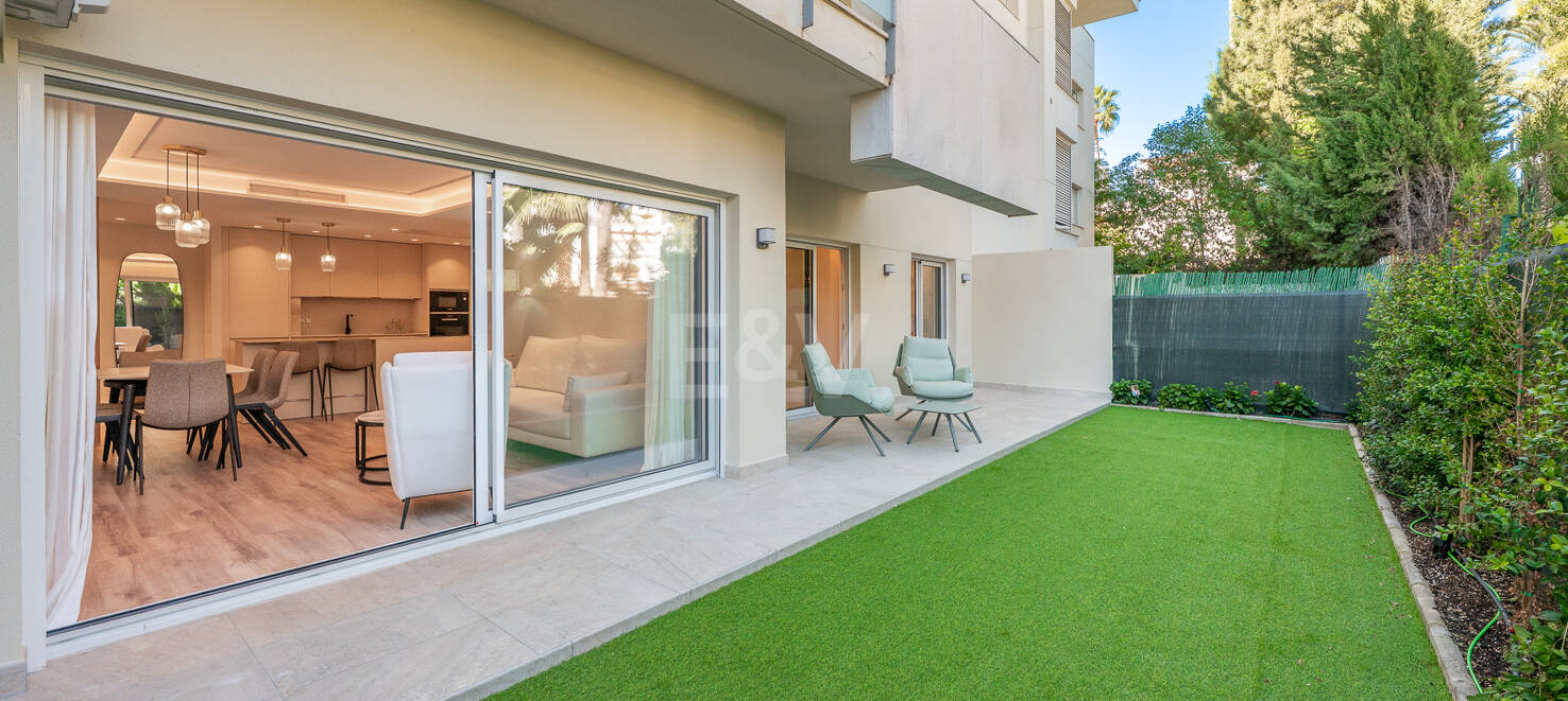 Apartamento moderno en planta baja con ubicación costera privilegiada