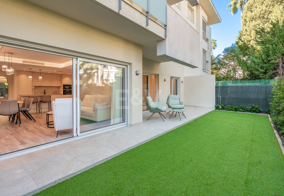 Contemporary Ground-Floor Apartment With Prime Coastal Position