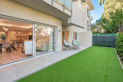 Contemporary Ground-Floor Apartment With Prime Coastal Position