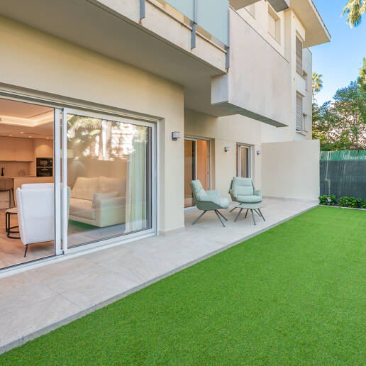 Apartamento moderno en planta baja con ubicación costera privilegiada