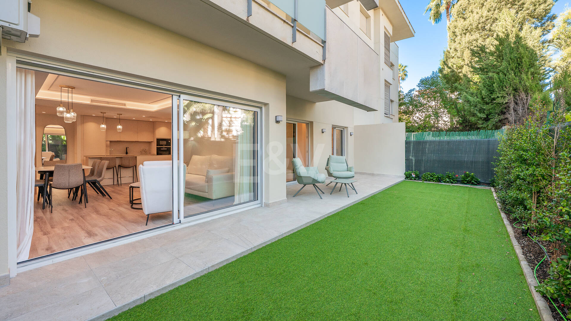 Apartamento moderno en planta baja con ubicación costera privilegiada