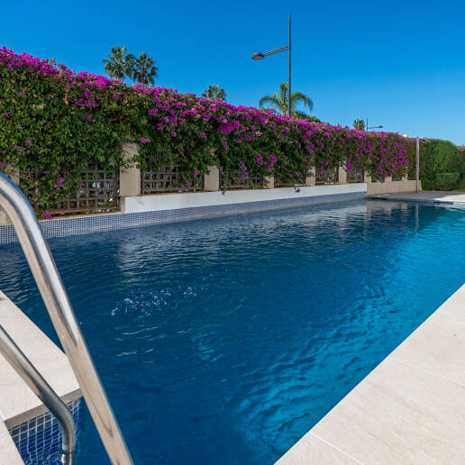 Apartamento moderno en planta baja con ubicación costera privilegiada