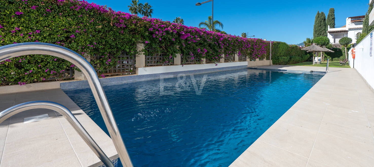 Apartamento moderno en planta baja con ubicación costera privilegiada