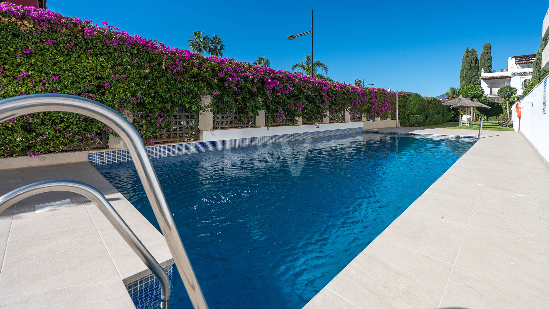 Apartamento moderno en planta baja con ubicación costera privilegiada