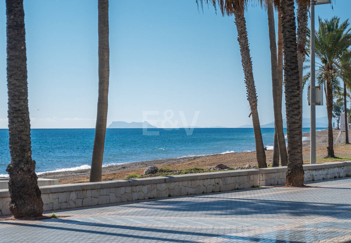 Contemporary Ground-Floor Apartment With Prime Coastal Position