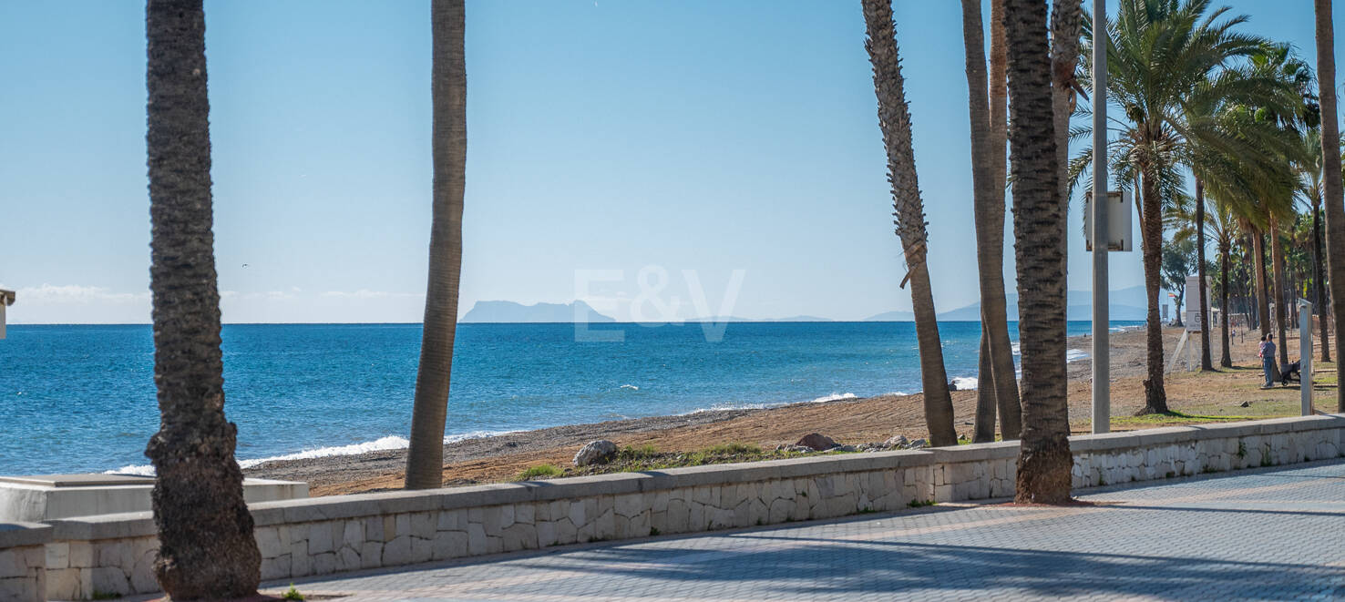 Apartamento moderno en planta baja con ubicación costera privilegiada