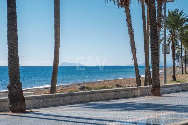 Contemporary Ground-Floor Apartment With Prime Coastal Position