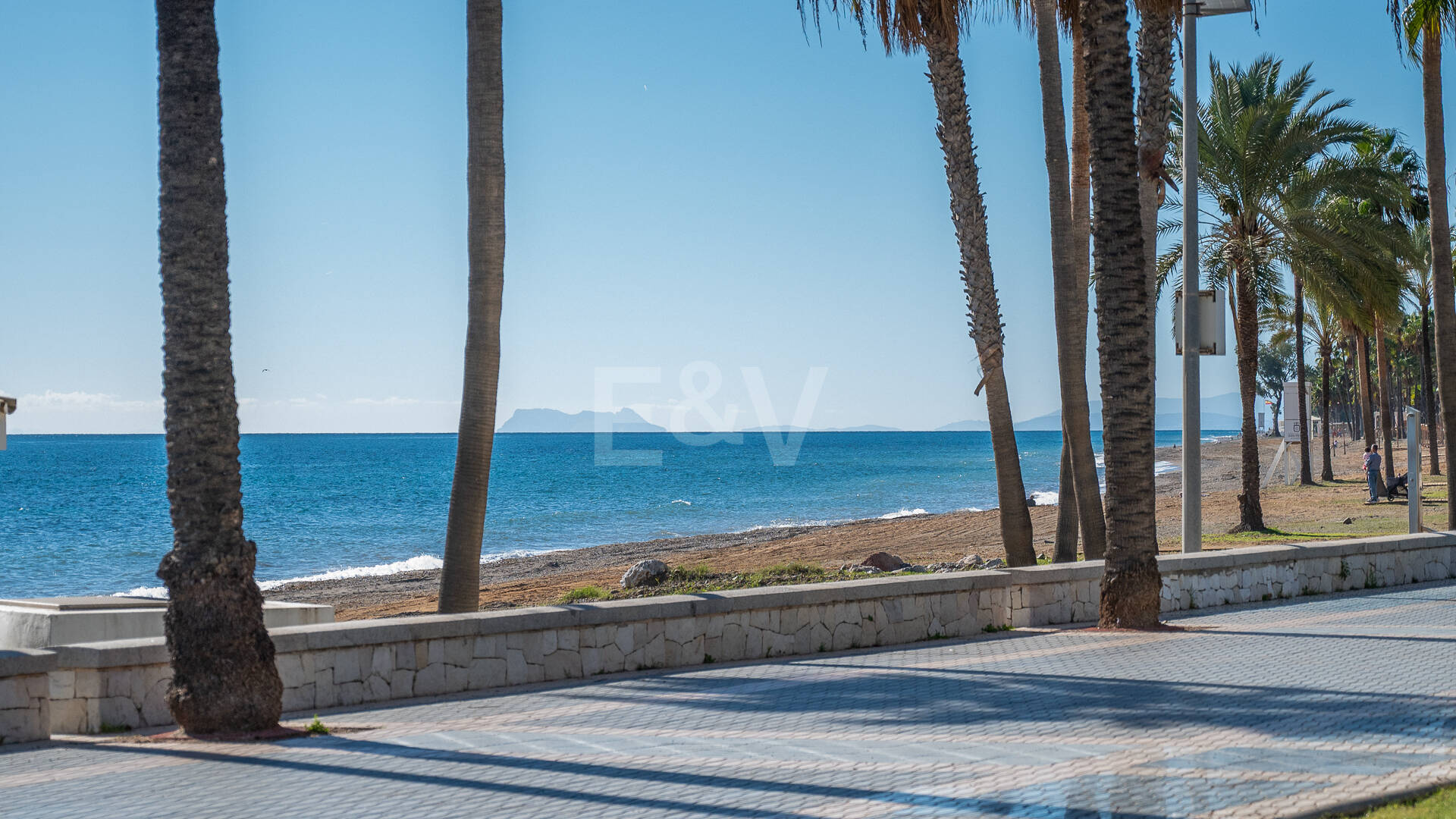 Apartamento moderno en planta baja con ubicación costera privilegiada