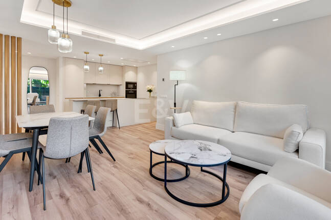 Contemporary Ground-Floor Apartment With Prime Coastal Position