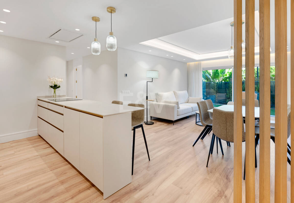 Contemporary Ground-Floor Apartment With Prime Coastal Position