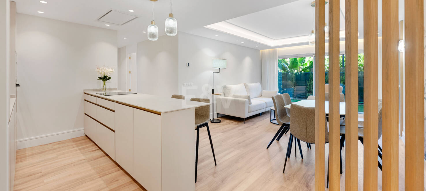 Apartamento moderno en planta baja con ubicación costera privilegiada