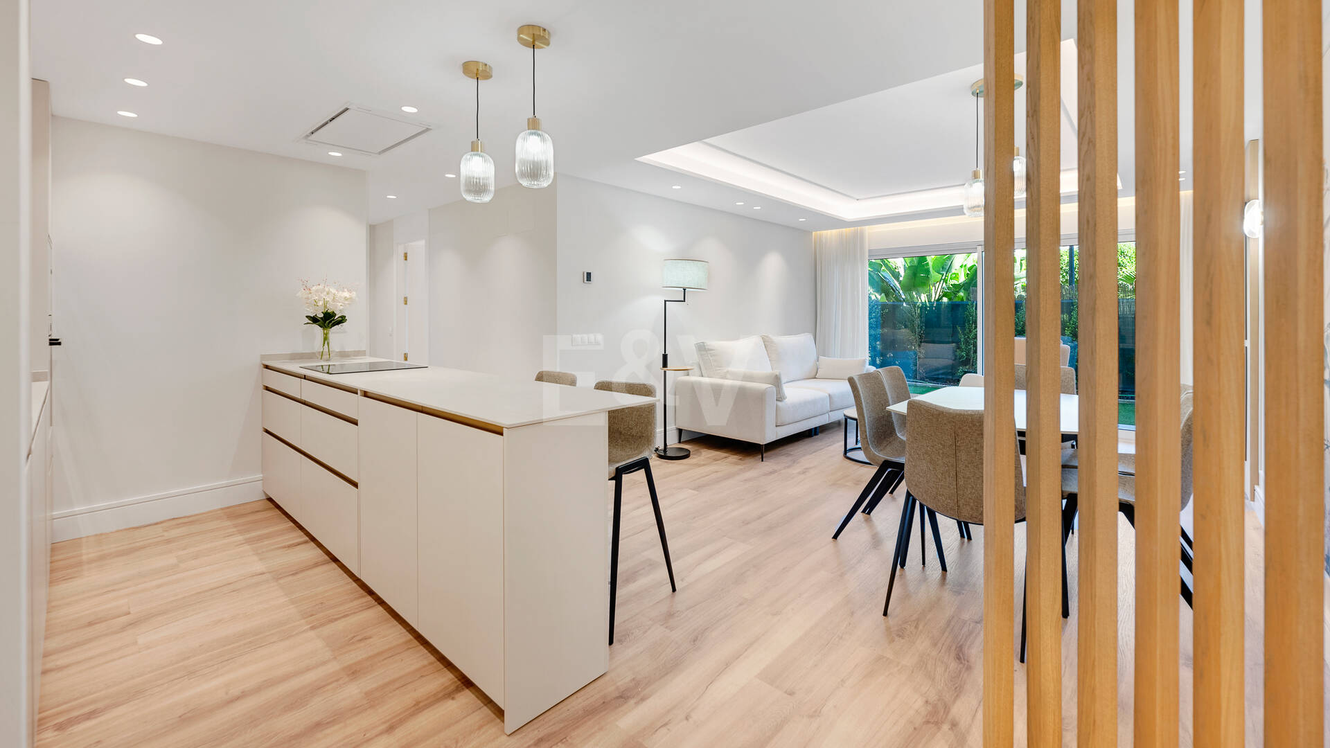 Apartamento moderno en planta baja con ubicación costera privilegiada