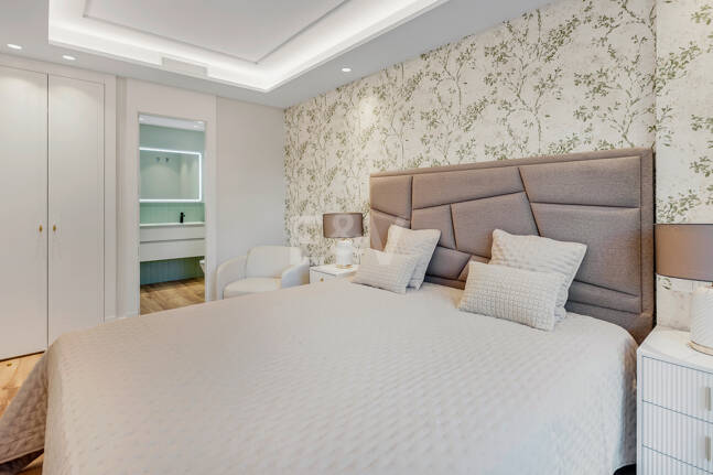 Contemporary Ground-Floor Apartment With Prime Coastal Position