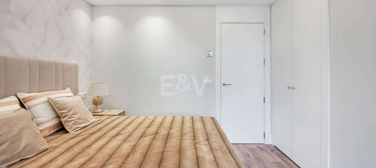 Apartamento moderno en planta baja con ubicación costera privilegiada