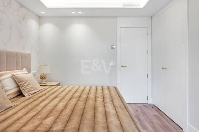 Contemporary Ground-Floor Apartment With Prime Coastal Position