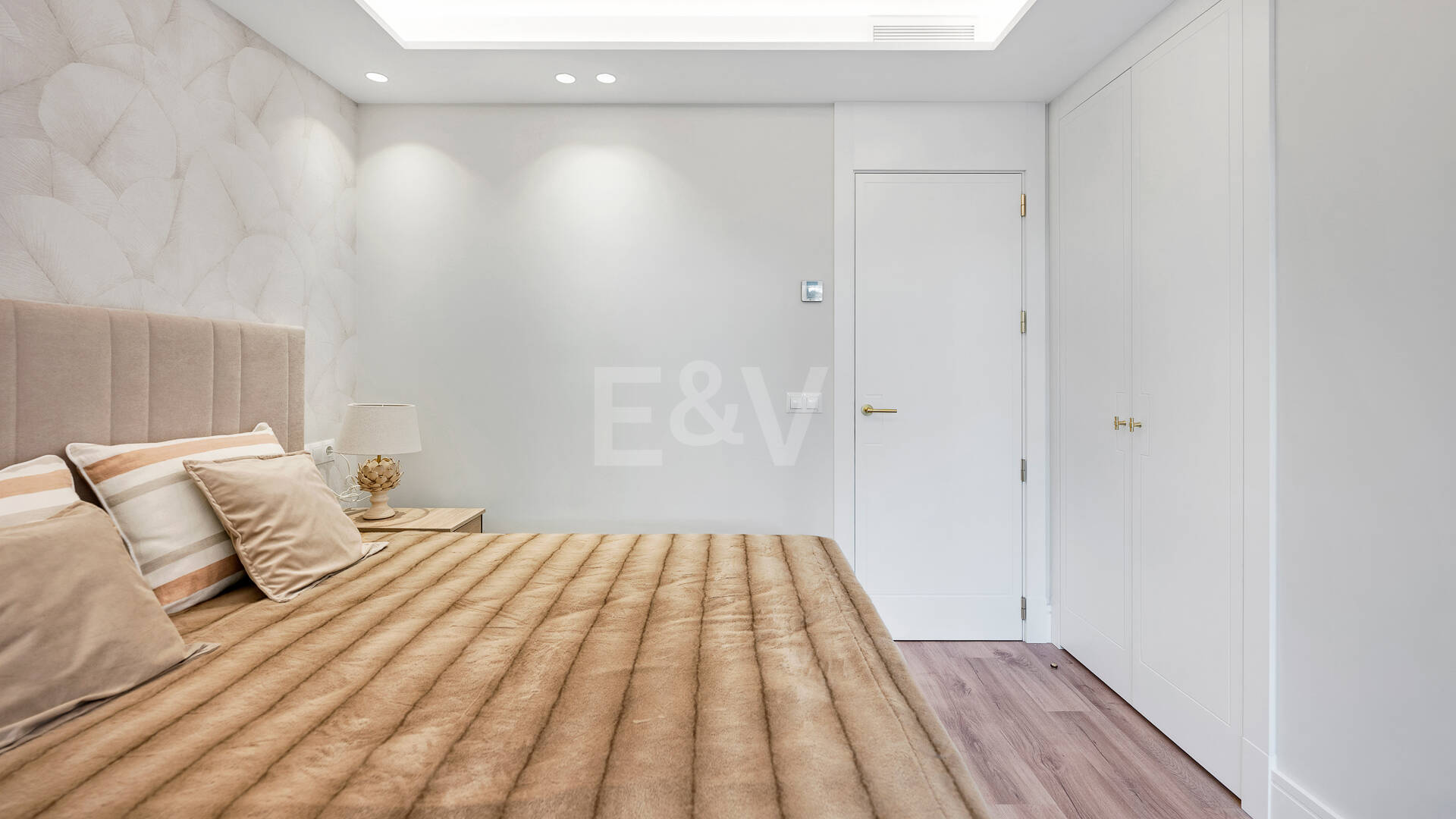 Apartamento moderno en planta baja con ubicación costera privilegiada