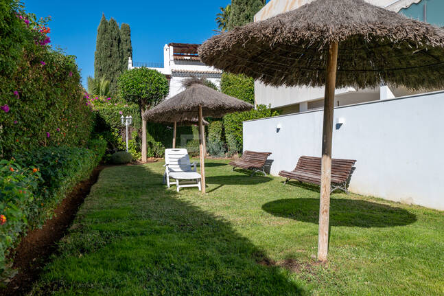 Contemporary Ground-Floor Apartment With Prime Coastal Position