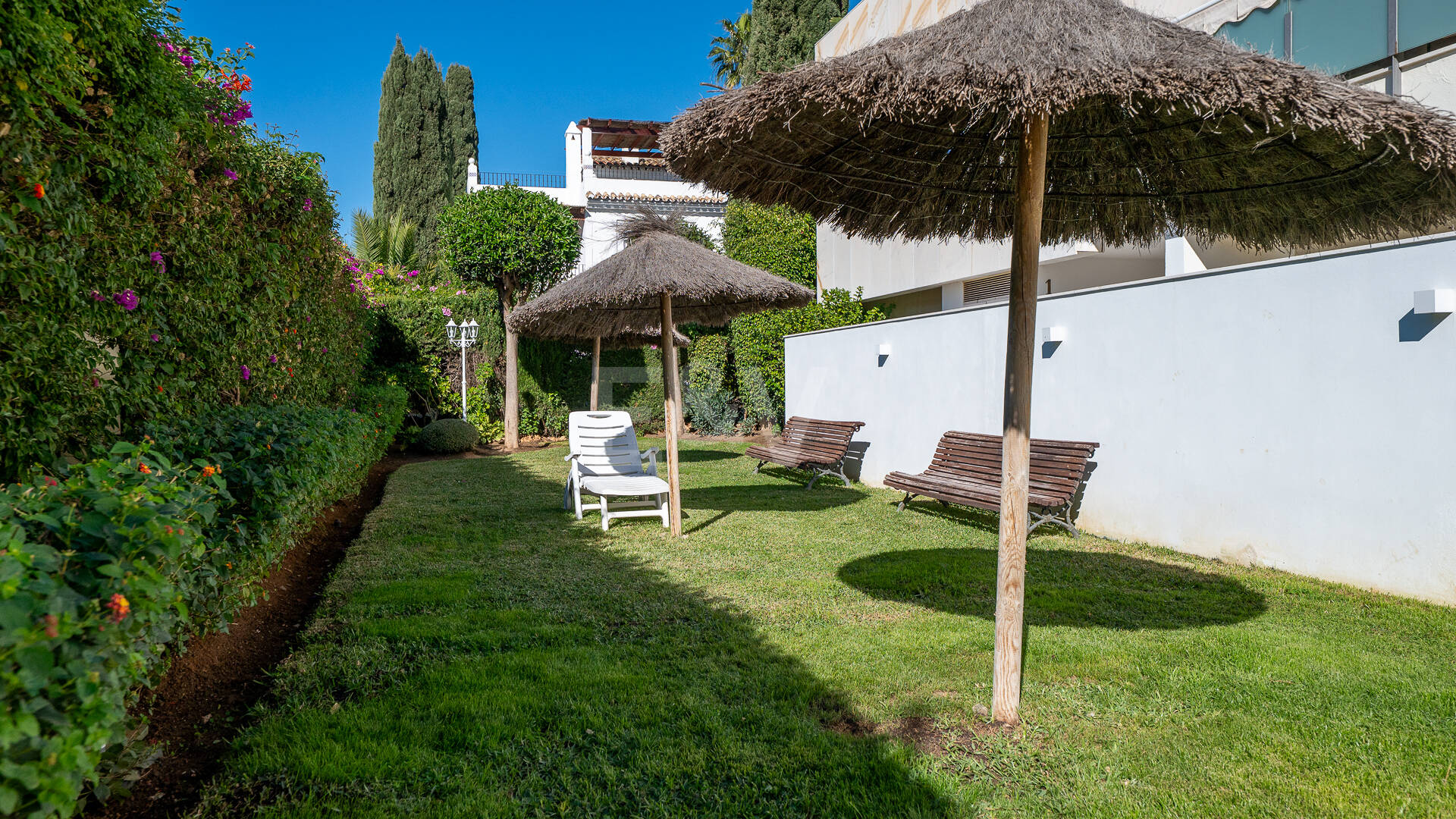 Apartamento moderno en planta baja con ubicación costera privilegiada