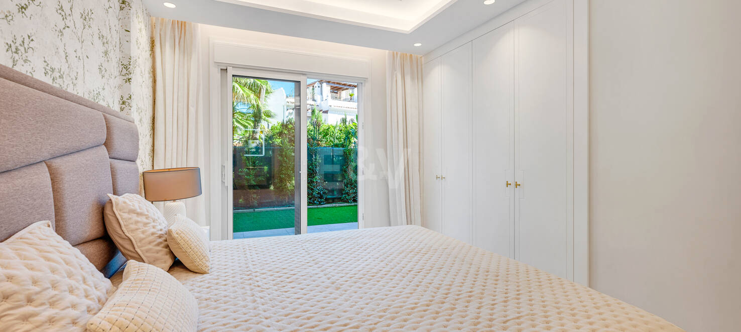 Apartamento moderno en planta baja con ubicación costera privilegiada