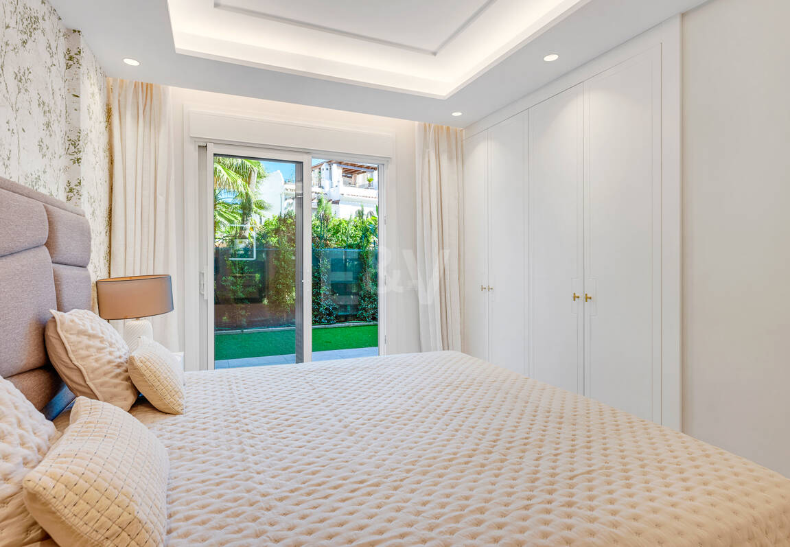 Contemporary Ground-Floor Apartment With Prime Coastal Position