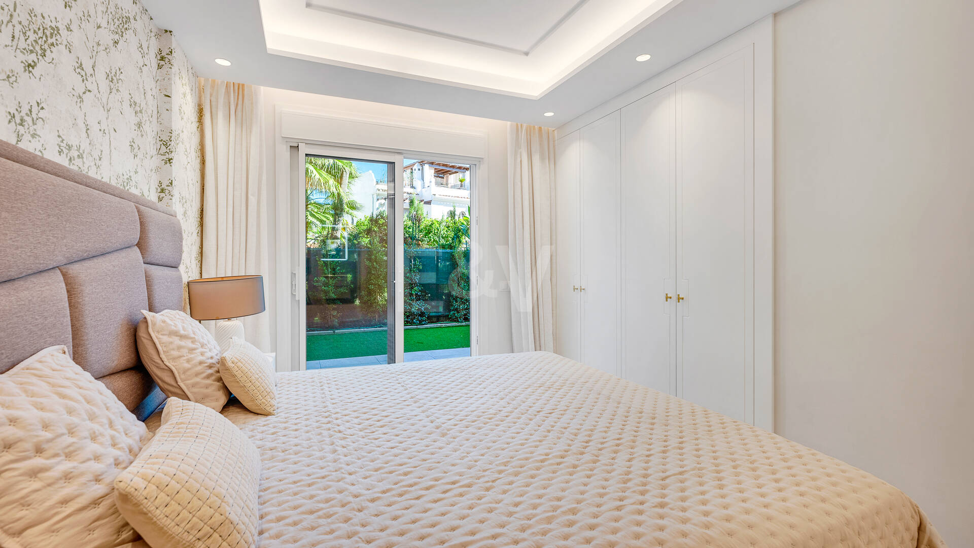 Contemporary Ground-Floor Apartment With Prime Coastal Position