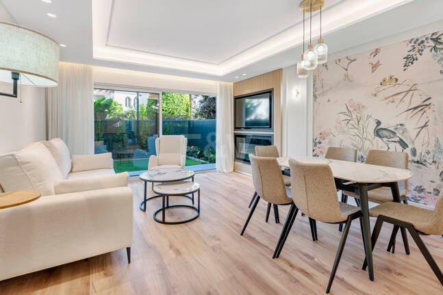 Contemporary Ground-Floor Apartment With Prime Coastal Position