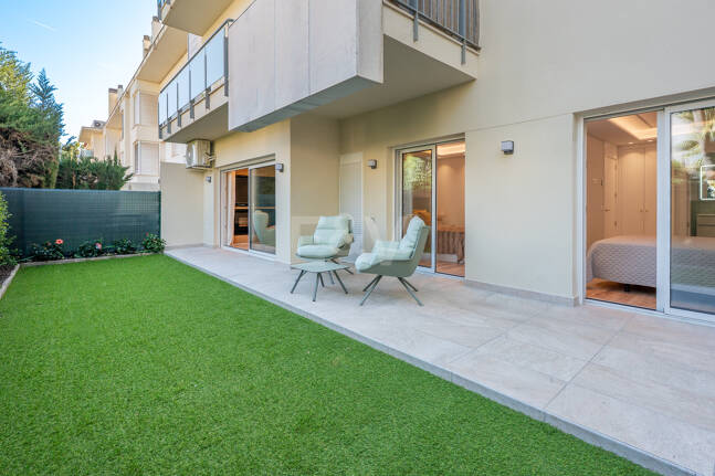 Contemporary Ground-Floor Apartment With Prime Coastal Position