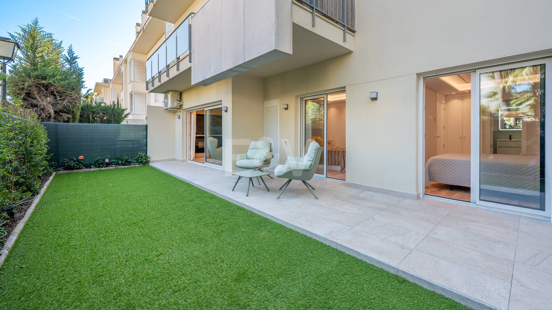 Apartamento moderno en planta baja con ubicación costera privilegiada