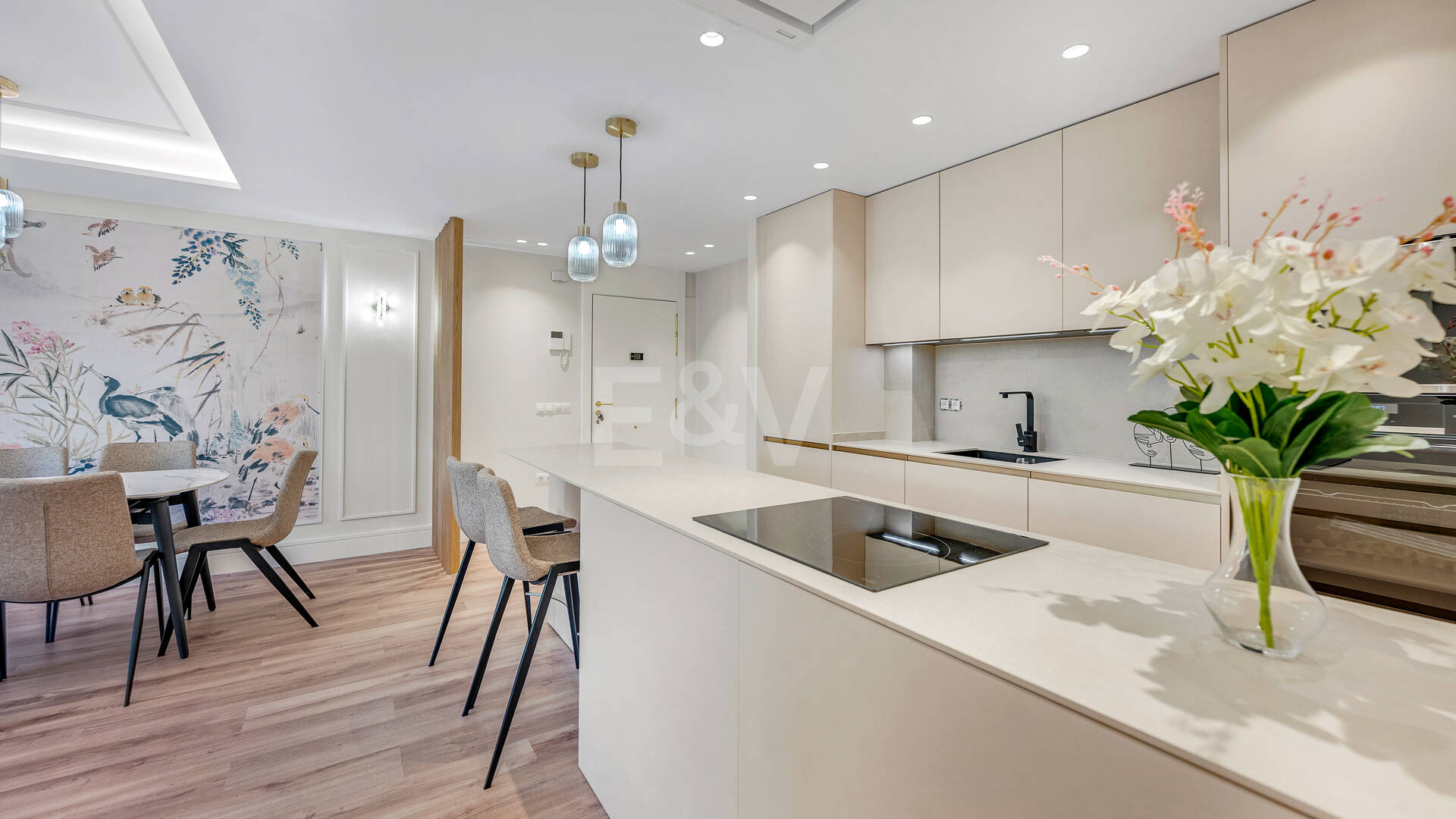 Apartamento moderno en planta baja con ubicación costera privilegiada