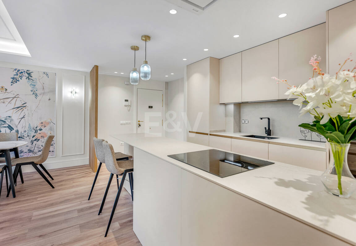 Contemporary Ground-Floor Apartment With Prime Coastal Position