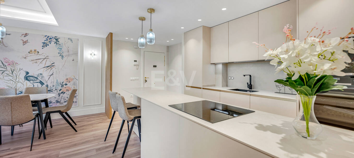 Apartamento moderno en planta baja con ubicación costera privilegiada