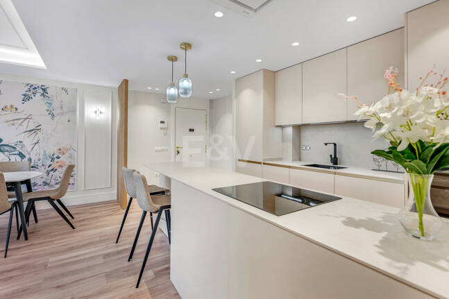 Contemporary Ground-Floor Apartment With Prime Coastal Position