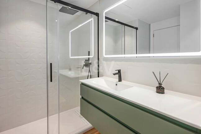 Contemporary Ground-Floor Apartment With Prime Coastal Position