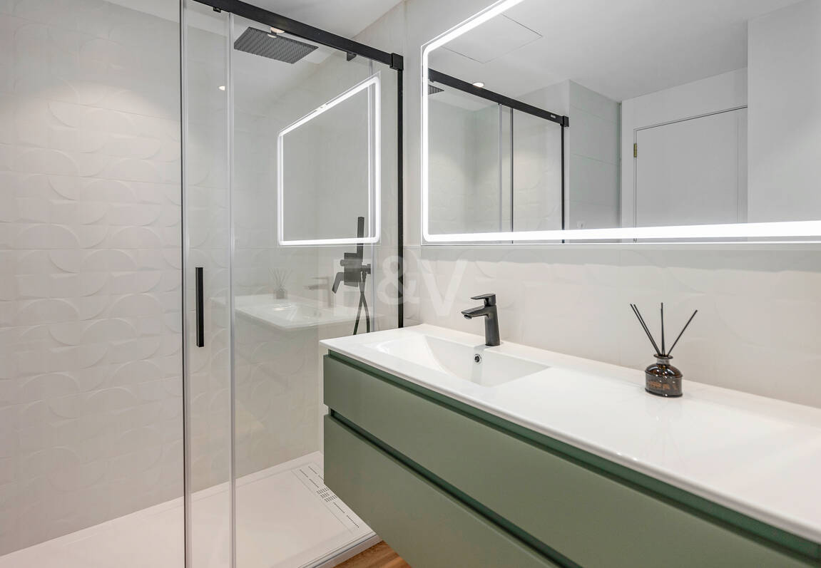 Contemporary Ground-Floor Apartment With Prime Coastal Position