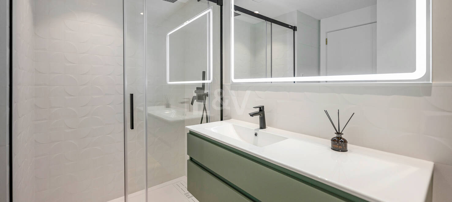 Apartamento moderno en planta baja con ubicación costera privilegiada