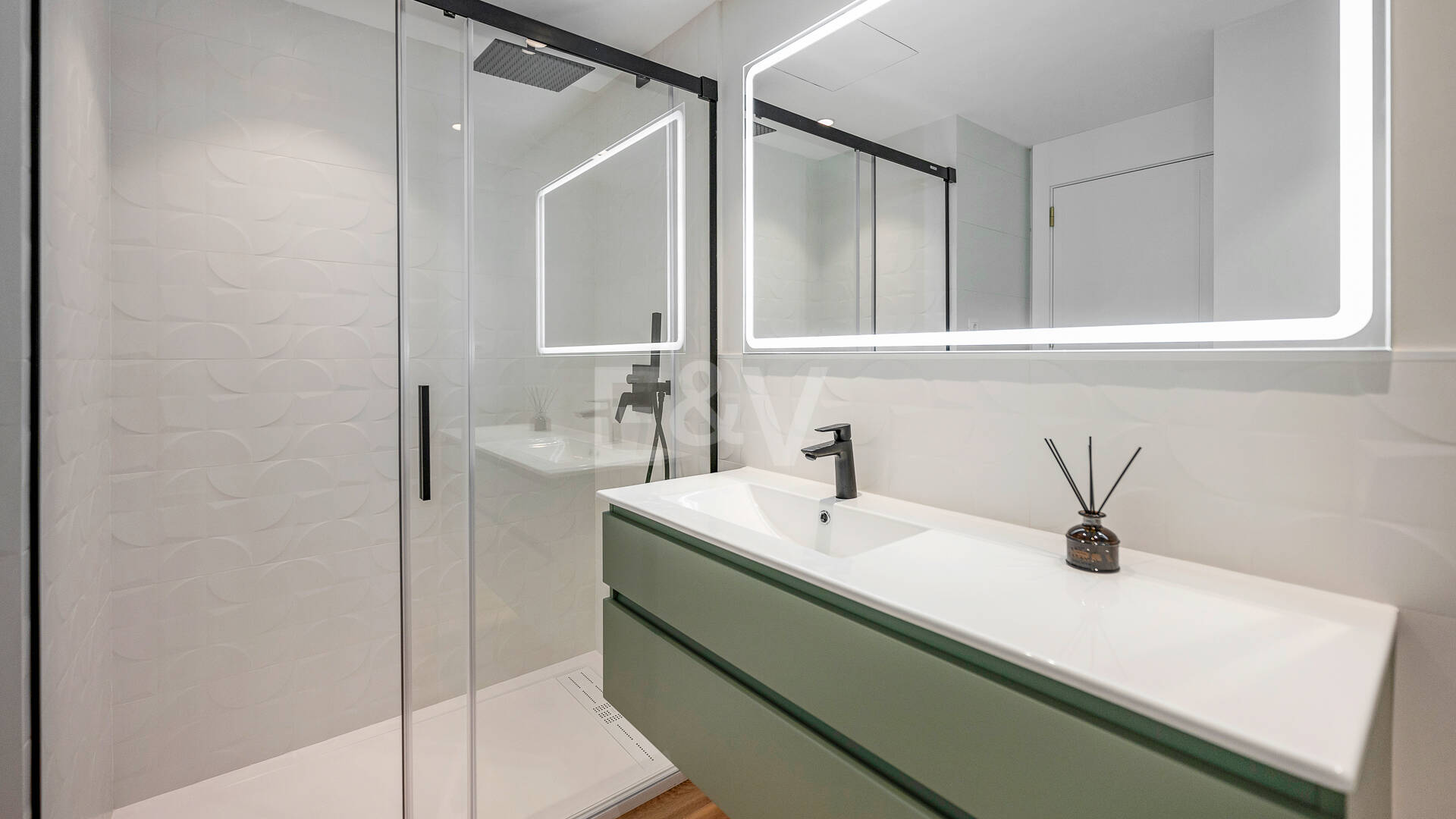 Contemporary Ground-Floor Apartment With Prime Coastal Position