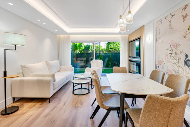 Contemporary Ground-Floor Apartment With Prime Coastal Position