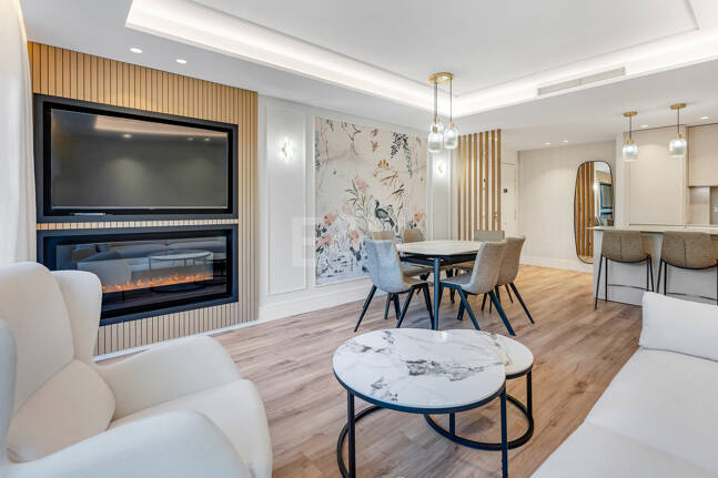 Contemporary Ground-Floor Apartment With Prime Coastal Position