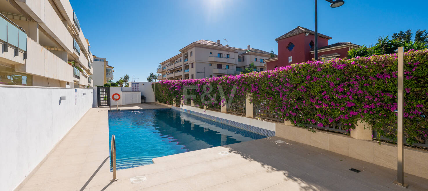 Apartamento moderno en planta baja con ubicación costera privilegiada