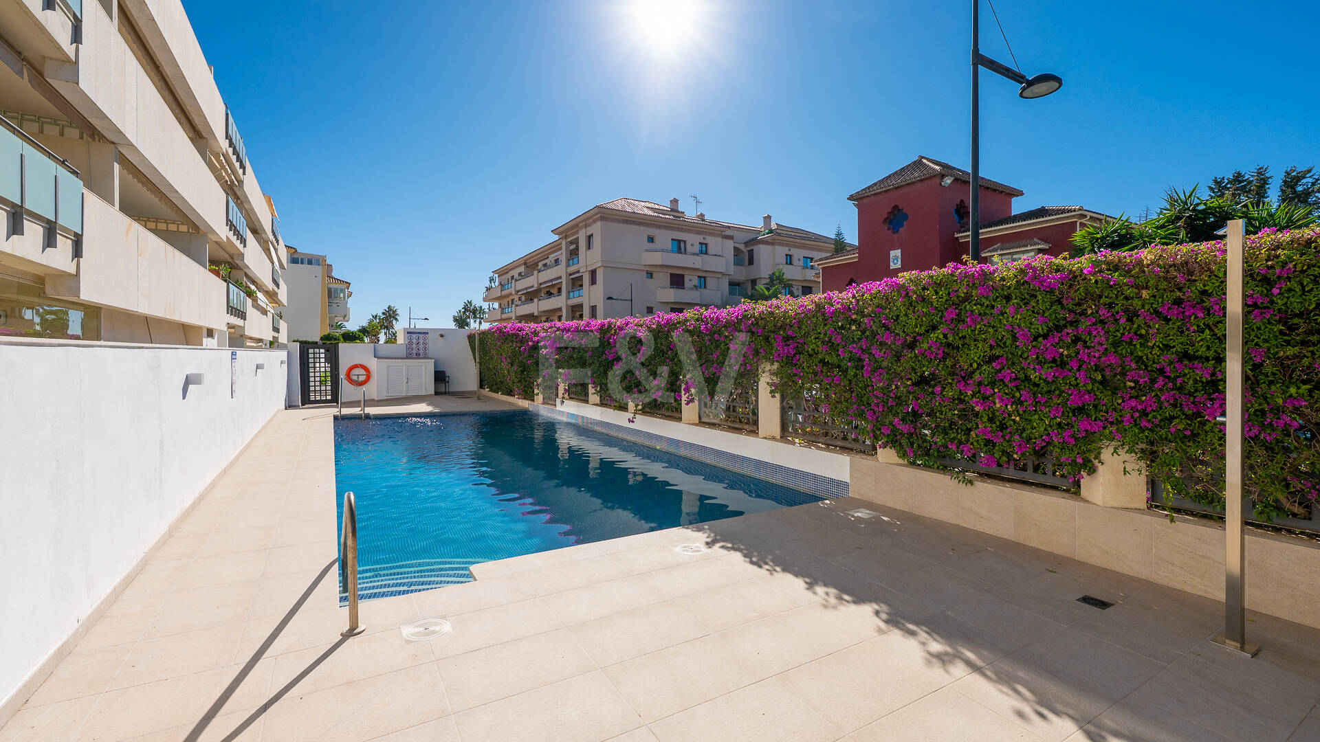 Apartamento moderno en planta baja con ubicación costera privilegiada