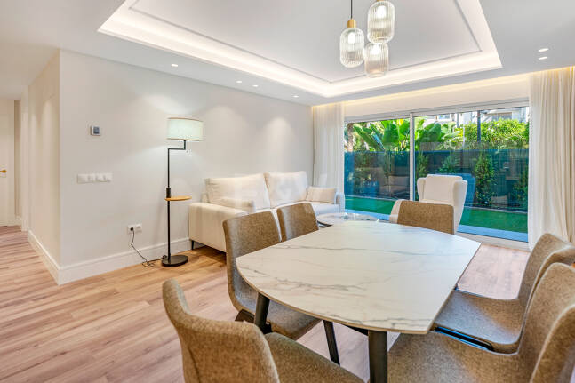 Contemporary Ground-Floor Apartment With Prime Coastal Position