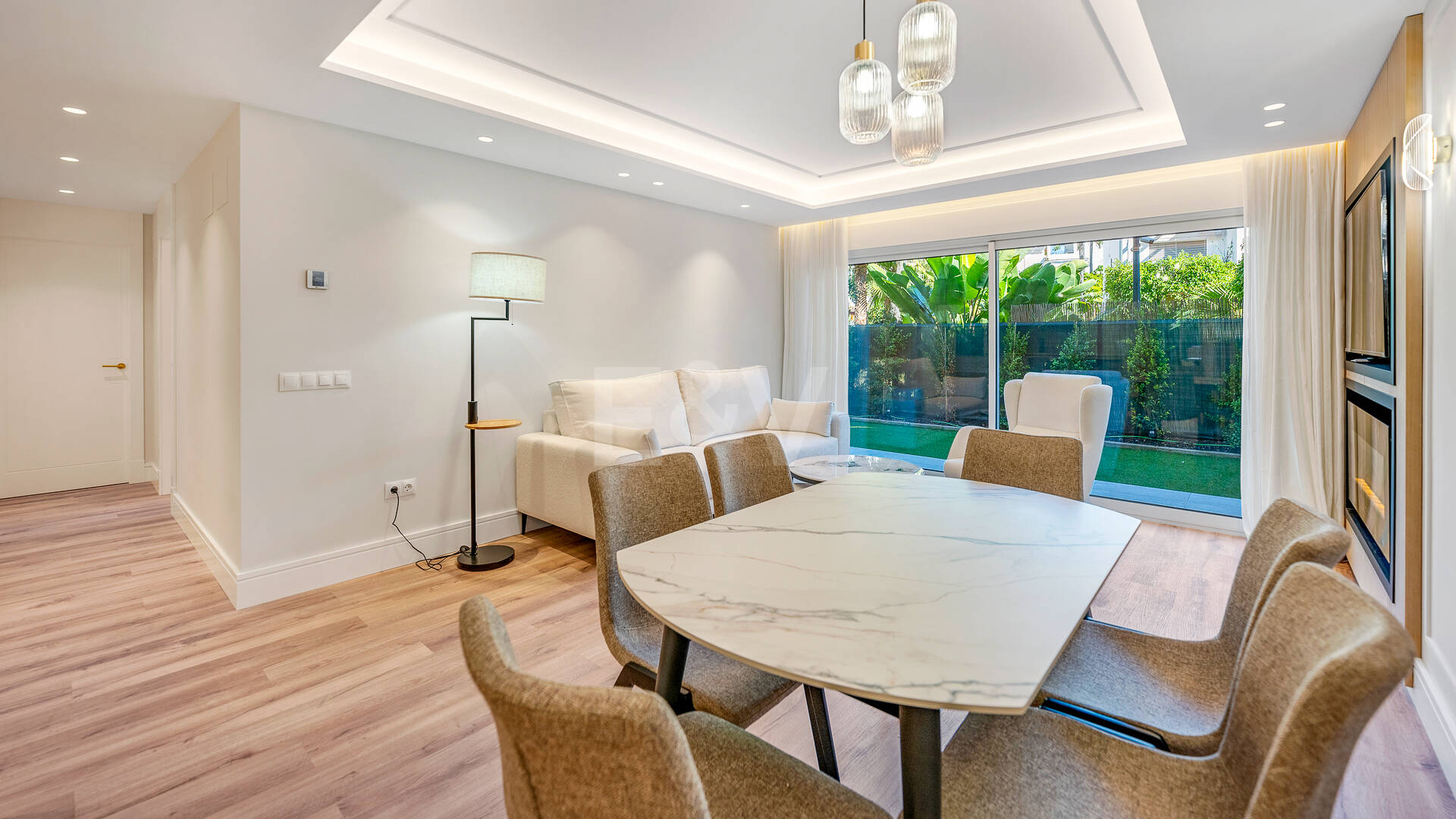 Apartamento moderno en planta baja con ubicación costera privilegiada