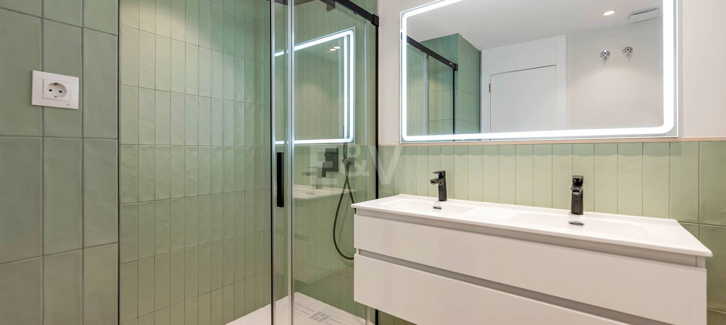 Apartamento moderno en planta baja con ubicación costera privilegiada