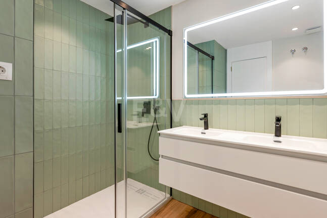 Contemporary Ground-Floor Apartment With Prime Coastal Position